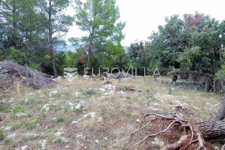 Brač, Donji Humac, zemljište površine 10984 m²