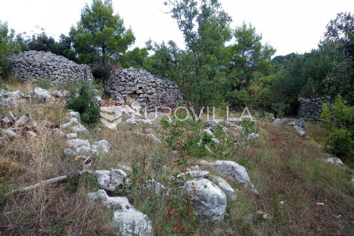 Brač, Donji Humac, zemljište površine 10984 m²
