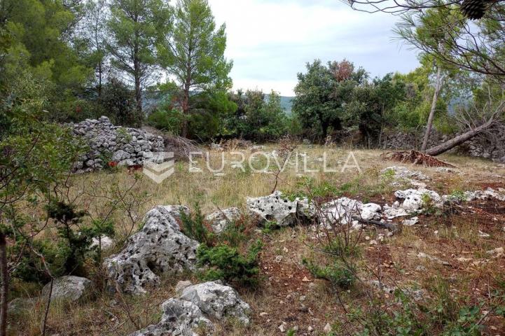 Brač, Donji Humac, zemljište površine 10984 m²