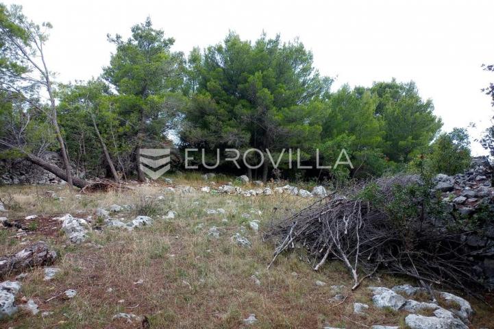 Brač, Donji Humac, zemljište površine 10984 m²