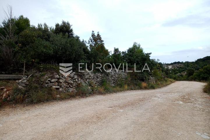 Brač, Donji Humac, zemljište površine 10984 m²