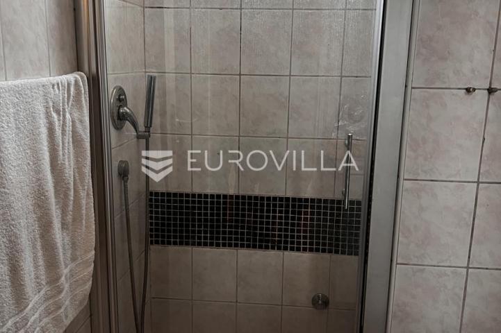 Istra, Rovinj, jednosoban stan neto korisne površine od 47 m² u prizemlju zgrade