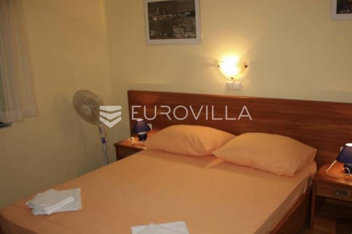 Otok Rab, Barbat, villa sa pet apartmana 500 m² s bazenom