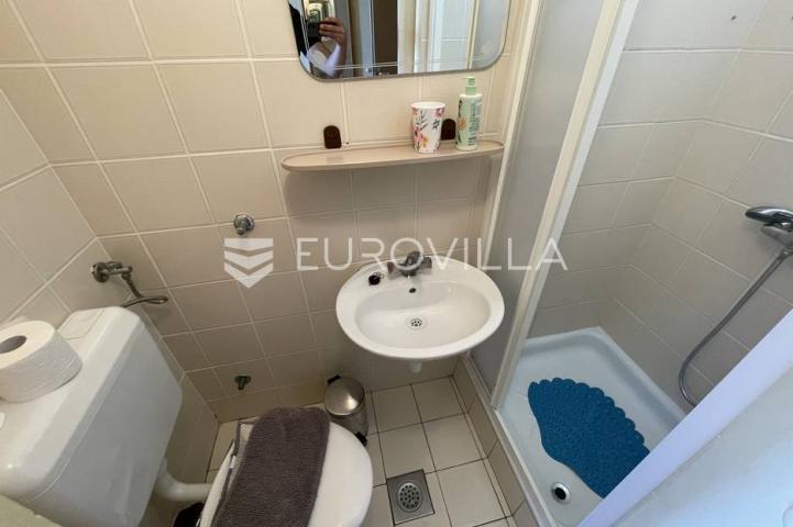 Otok Rab, Barbat, villa sa pet apartmana 500 m² s bazenom