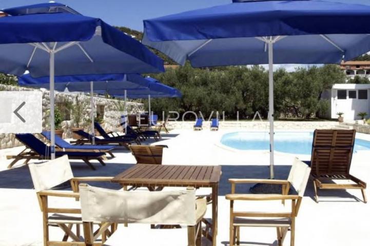 Otok Rab, Barbat, villa sa pet apartmana 500 m² s bazenom