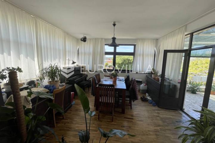 Otok Rab, Barbat, villa sa pet apartmana 500 m² s bazenom