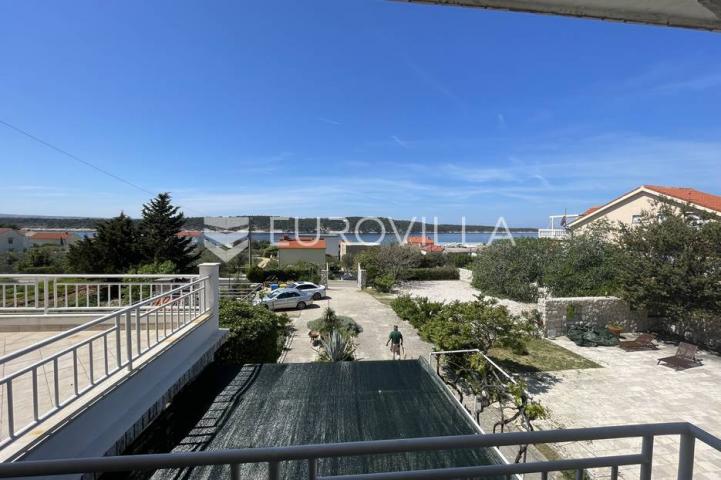 Otok Rab, Barbat, villa sa pet apartmana 500 m² s bazenom
