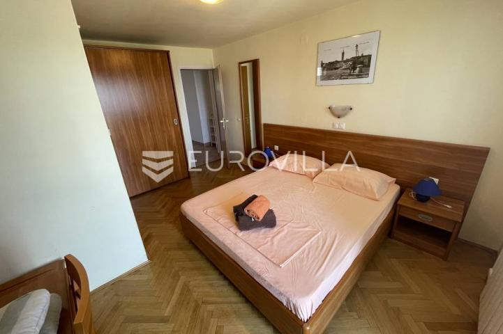 Otok Rab, Barbat, villa sa pet apartmana 500 m² s bazenom