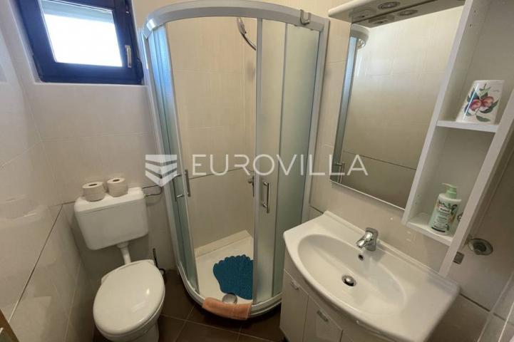 Otok Rab, Barbat, villa sa pet apartmana 500 m² s bazenom