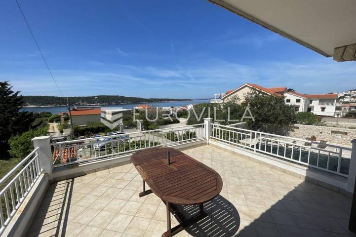 Otok Rab, Barbat, villa sa pet apartmana 500 m² s bazenom