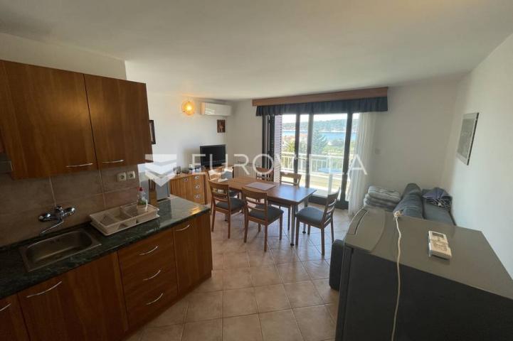 Otok Rab, Barbat, villa sa pet apartmana 500 m² s bazenom