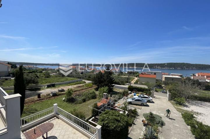 Otok Rab, Barbat, villa sa pet apartmana 500 m² s bazenom