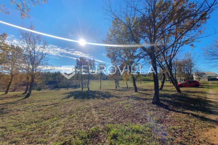 Poreč, okolica, lijepo građevinsko zemljište 842 m² pravilnog oblika
