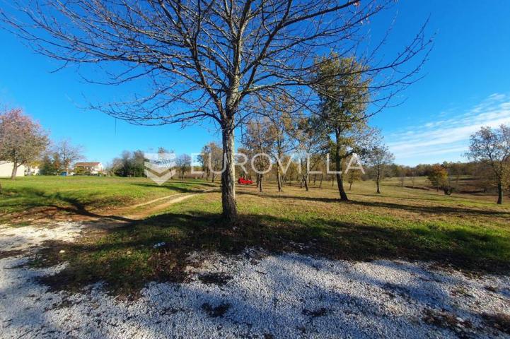 Poreč, okolica, lijepo građevinsko zemljište 842 m² pravilnog oblika