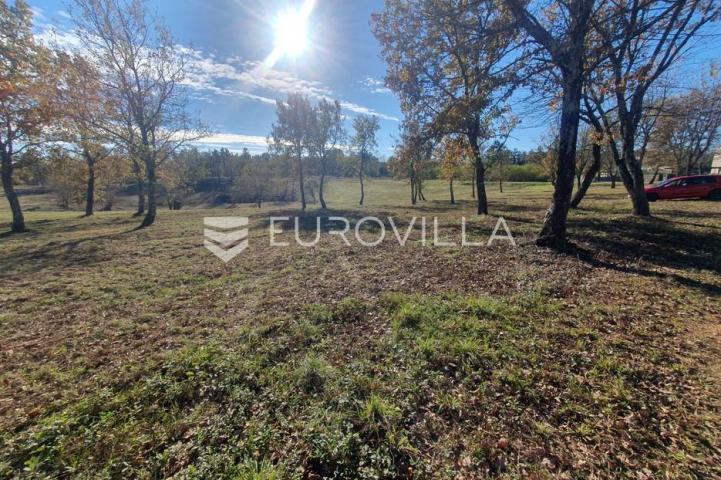 Poreč, okolica, lijepo građevinsko zemljište 842 m² pravilnog oblika
