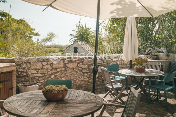 Mali Lošinj, Susak, dvojna tradicionalna kamena kuća 159 m²