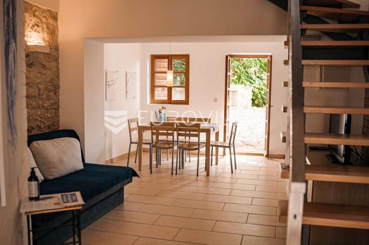 Mali Lošinj, Susak, dvojna tradicionalna kamena kuća 159 m²