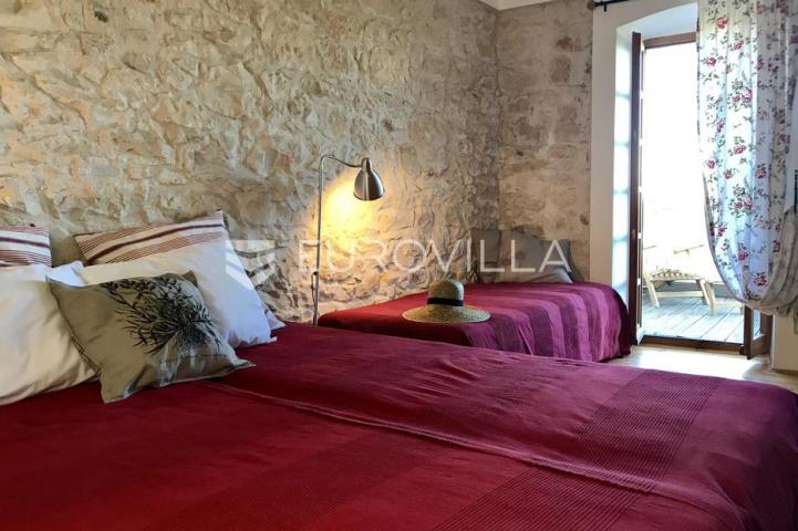 Mali Lošinj, Susak, dvojna tradicionalna kamena kuća 159 m²