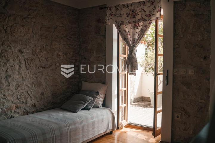 Mali Lošinj, Susak, dvojna tradicionalna kamena kuća 159 m²