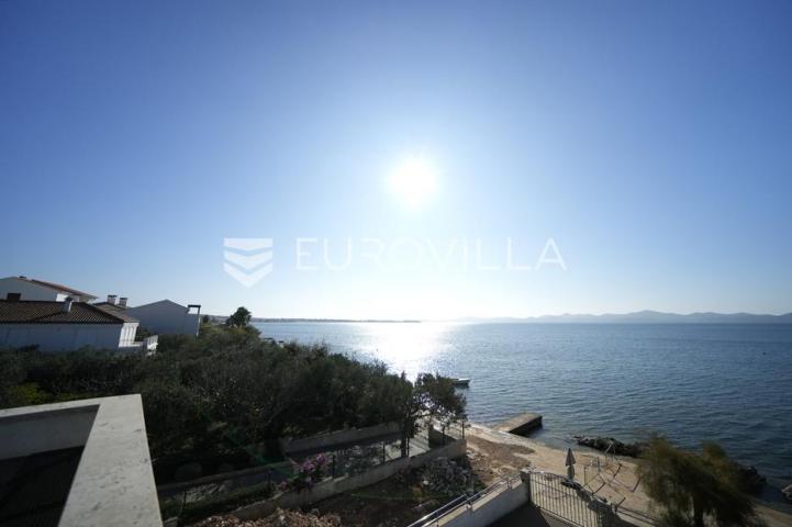 Zadar, Diklo vila prvi red do mora razvedena na tri etaže 377 m²