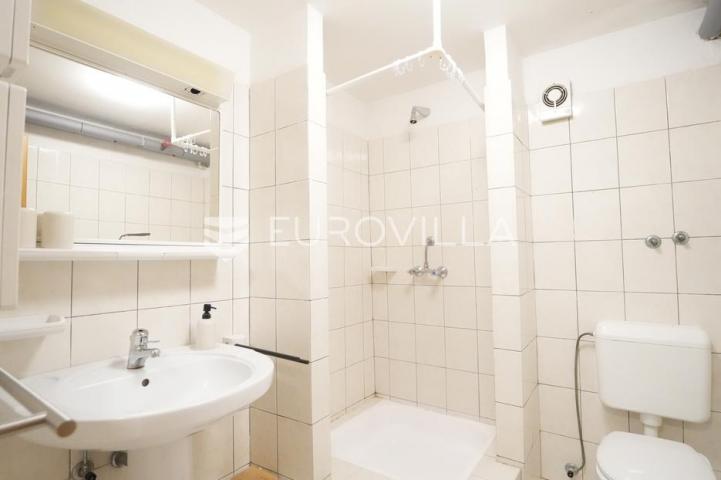Zadar, Diklo vila prvi red do mora razvedena na tri etaže 377 m²