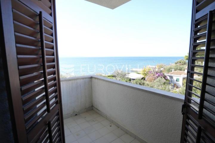 Zadar, Diklo vila prvi red do mora razvedena na tri etaže 377 m²