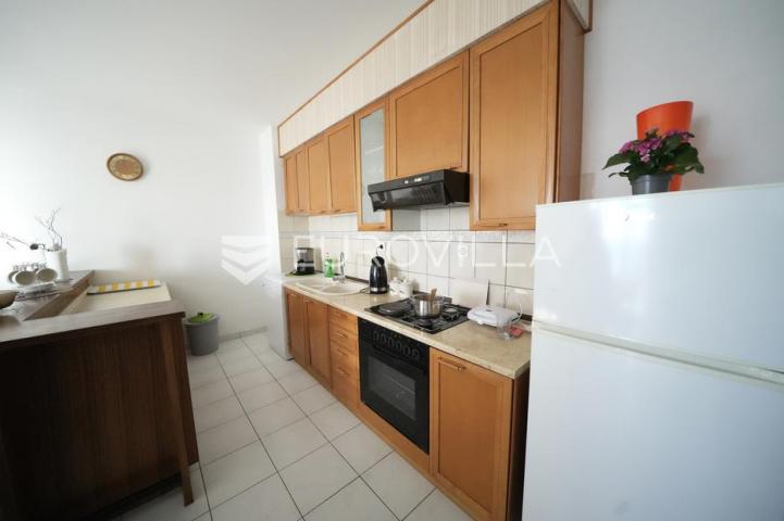 Zadar, Diklo vila prvi red do mora razvedena na tri etaže 377 m²