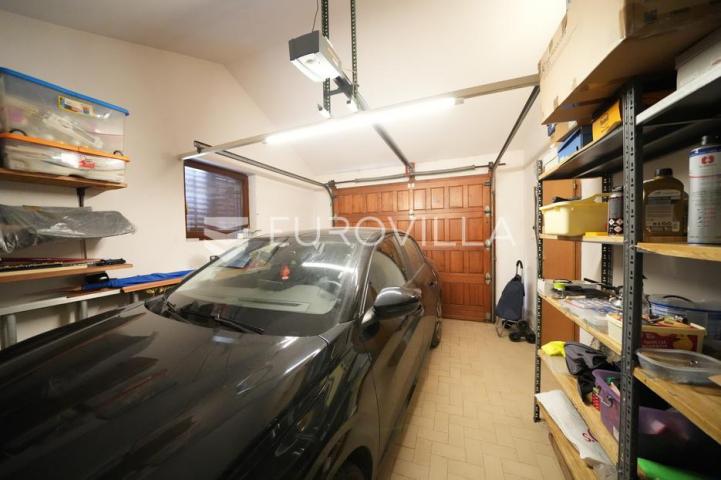 Zadar, Diklo vila prvi red do mora razvedena na tri etaže 377 m²