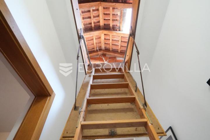 Zadar, Diklo vila prvi red do mora razvedena na tri etaže 377 m²
