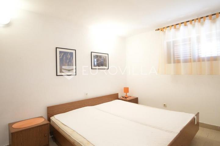 Zadar, Diklo vila prvi red do mora razvedena na tri etaže 377 m²