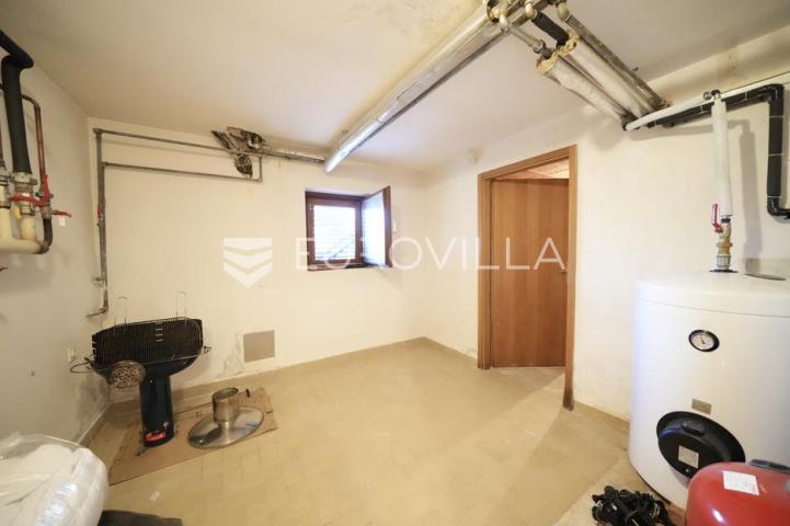 Zadar, Diklo vila prvi red do mora razvedena na tri etaže 377 m²