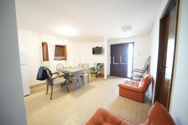 Zadar, Diklo vila prvi red do mora razvedena na tri etaže 377 m²
