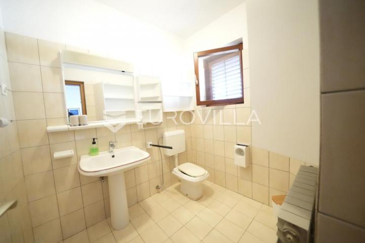 Zadar, Diklo vila prvi red do mora razvedena na tri etaže 377 m²