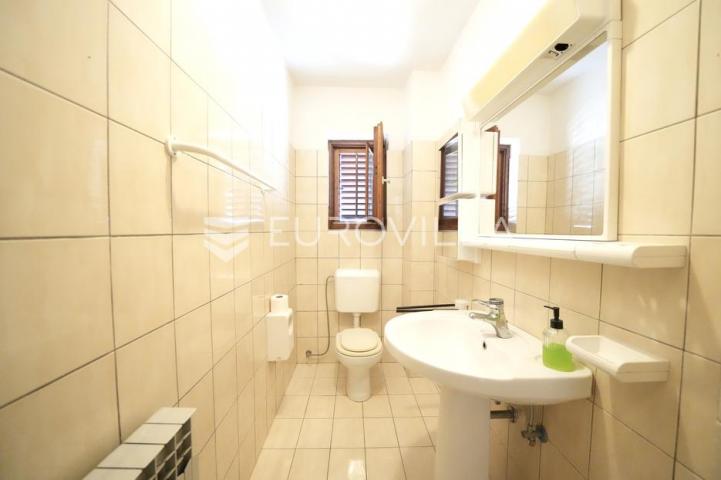 Zadar, Diklo vila prvi red do mora razvedena na tri etaže 377 m²