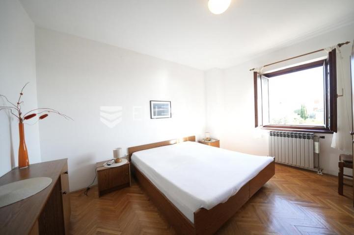 Zadar, Diklo vila prvi red do mora razvedena na tri etaže 377 m²