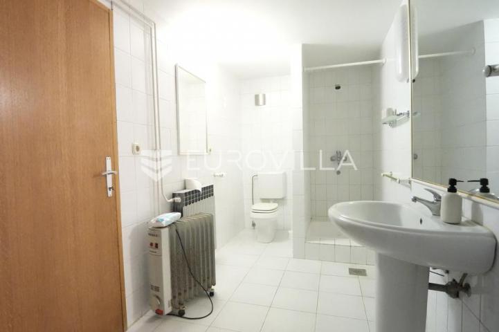Zadar, Diklo vila prvi red do mora razvedena na tri etaže 377 m²