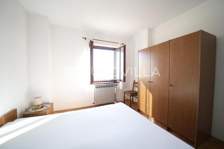 Zadar, Diklo vila prvi red do mora razvedena na tri etaže 377 m²
