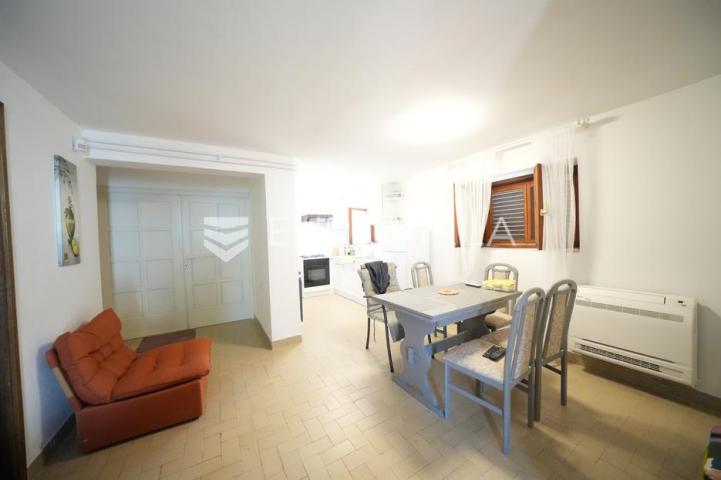 Zadar, Diklo vila prvi red do mora razvedena na tri etaže 377 m²
