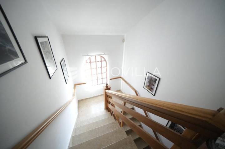 Zadar, Diklo vila prvi red do mora razvedena na tri etaže 377 m²