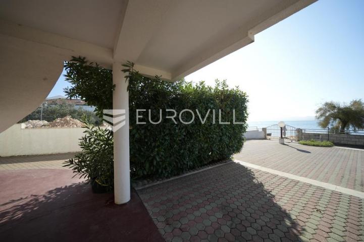 Zadar, Diklo vila prvi red do mora razvedena na tri etaže 377 m²