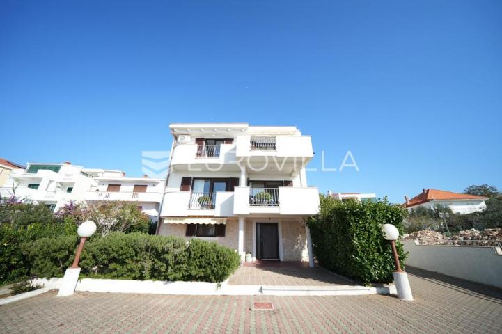 Zadar, Diklo vila prvi red do mora razvedena na tri etaže 377 m²