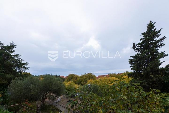 Rijeka, Kostrena, četverosoban stan 82 m² sa dva balkona i pogledom na more