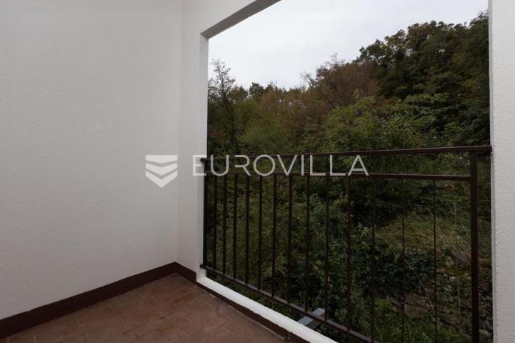 Rijeka, Kostrena, četverosoban stan 82 m² sa dva balkona i pogledom na more