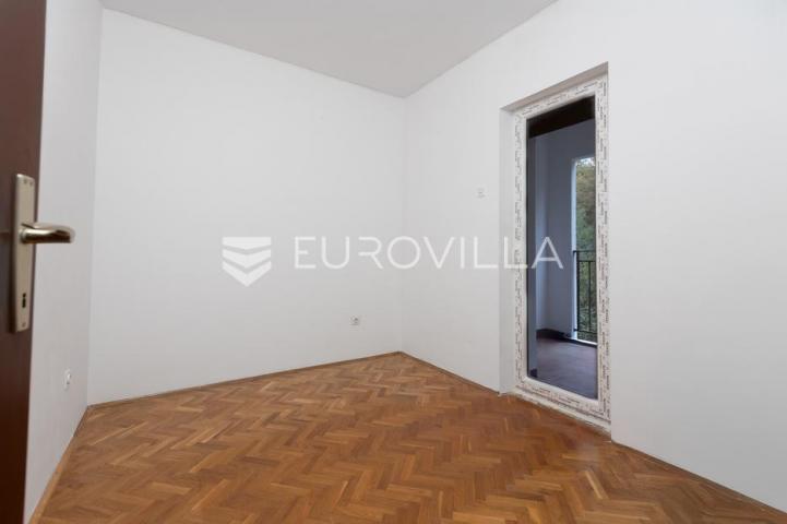 Rijeka, Kostrena, četverosoban stan 82 m² sa dva balkona i pogledom na more