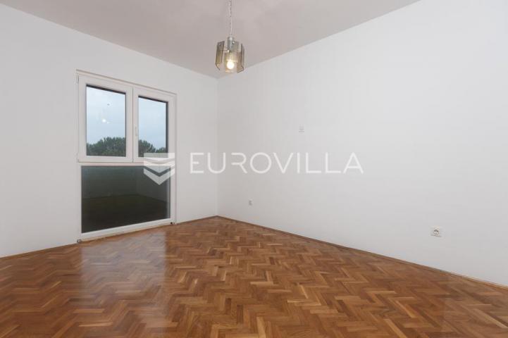 Rijeka, Kostrena, četverosoban stan 82 m² sa dva balkona i pogledom na more