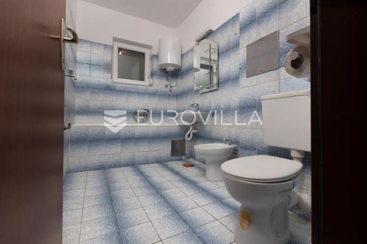Rijeka, Kostrena, četverosoban stan 82 m² sa dva balkona i pogledom na more