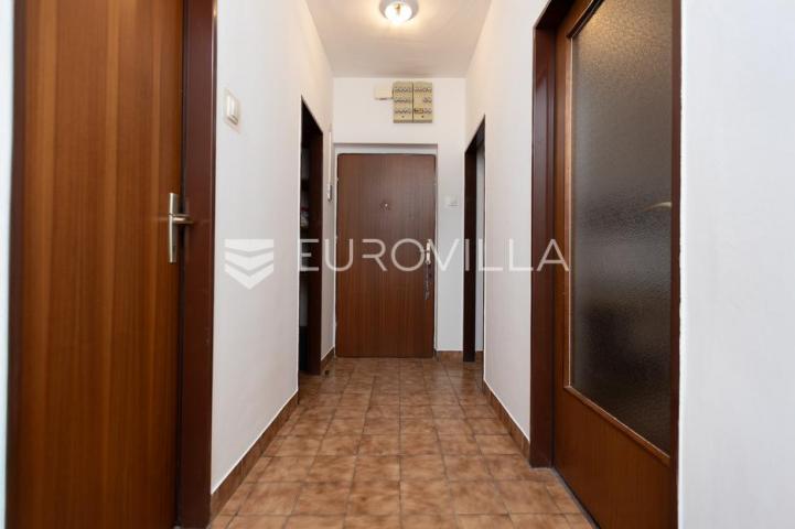 Rijeka, Kostrena, četverosoban stan 82 m² sa dva balkona i pogledom na more