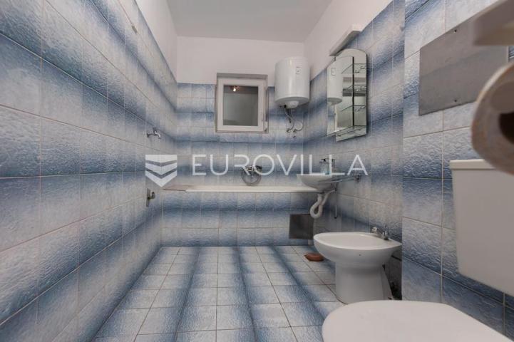 Rijeka, Kostrena, četverosoban stan 82 m² sa dva balkona i pogledom na more
