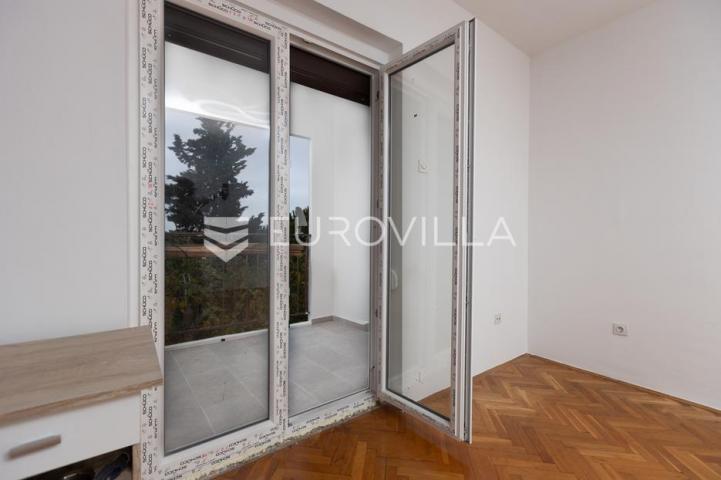 Rijeka, Kostrena, četverosoban stan 82 m² sa dva balkona i pogledom na more