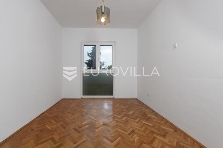 Rijeka, Kostrena, četverosoban stan 82 m² sa dva balkona i pogledom na more